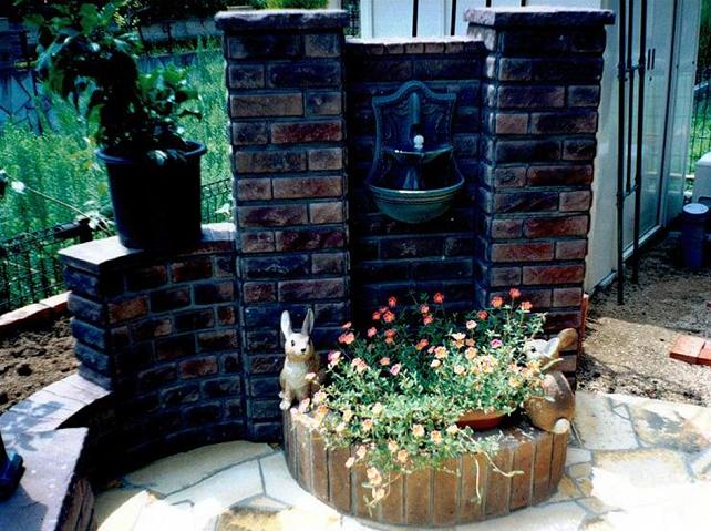 レンガで造った壁泉と花台