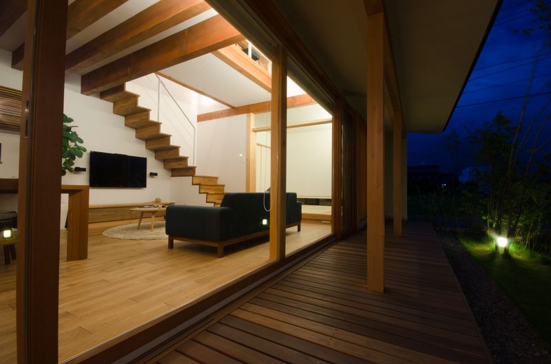 木製建具の木の素材感 デッキとの相性もよく高級感ある家