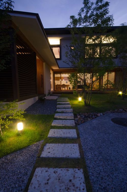 夜のライトップされた庭 照明の明るさは暮らしも豊かにする