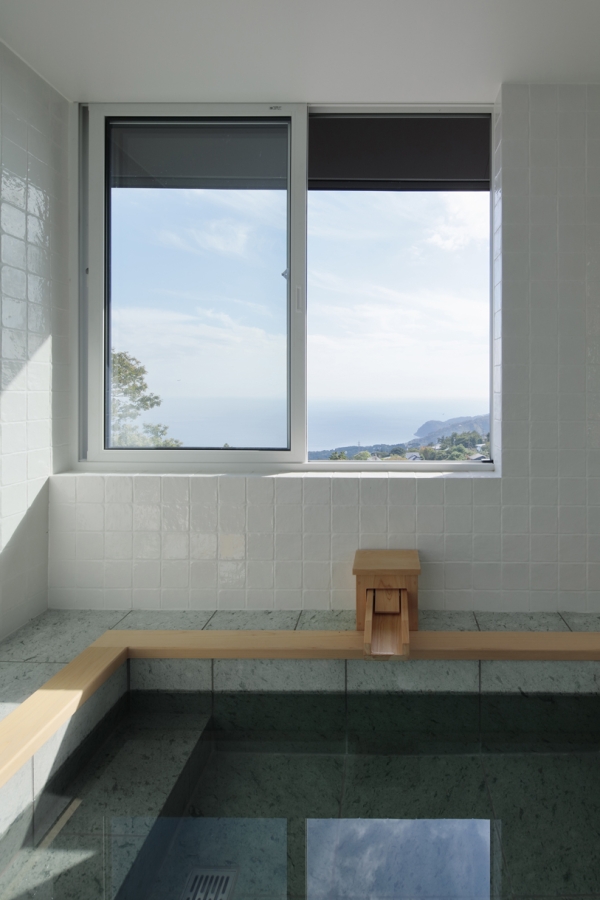 浴室から大海原を眺める