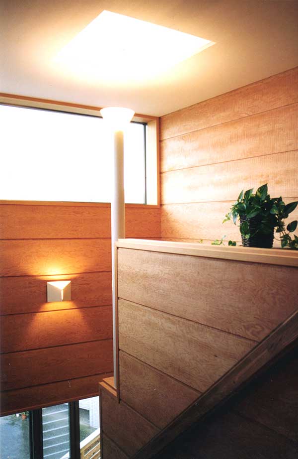 板材を用いた階段室と建築化照明