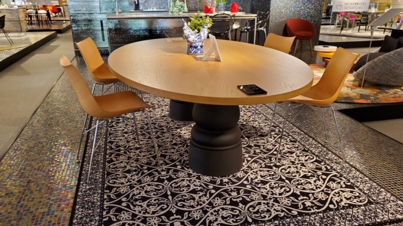 インテリアの要素と暮らしの要素、家具の選定で「ラウンドテーブル」を選択する事での空間と過ごし方の魅力とデザイン。