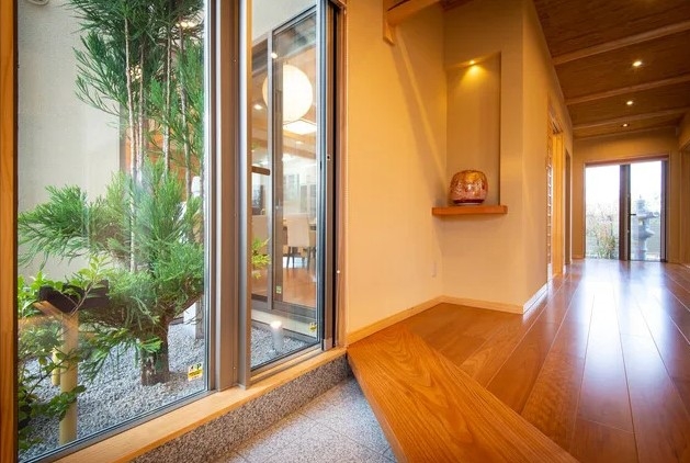 玄関を過ごす場所の一つの部屋として有意義にそして過ごしやすい場所として間取りの中でも工夫を考えるように、収納スペースの充実と窓の有効性を設計とデザインの工夫で暮らしの価値観に。