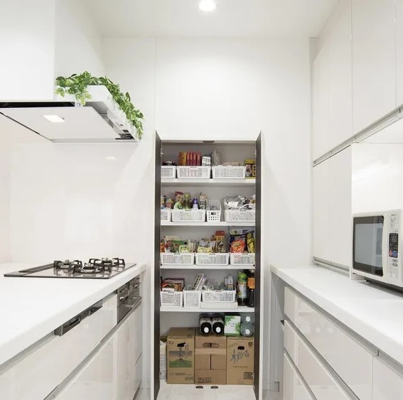 住まいの設計と間取りとデザインで変化する生活スタイル、収納スペース充実での差とキッチン周辺の収納スペース、物置、パントリー、ストックスペースと家事動線のデザイン。