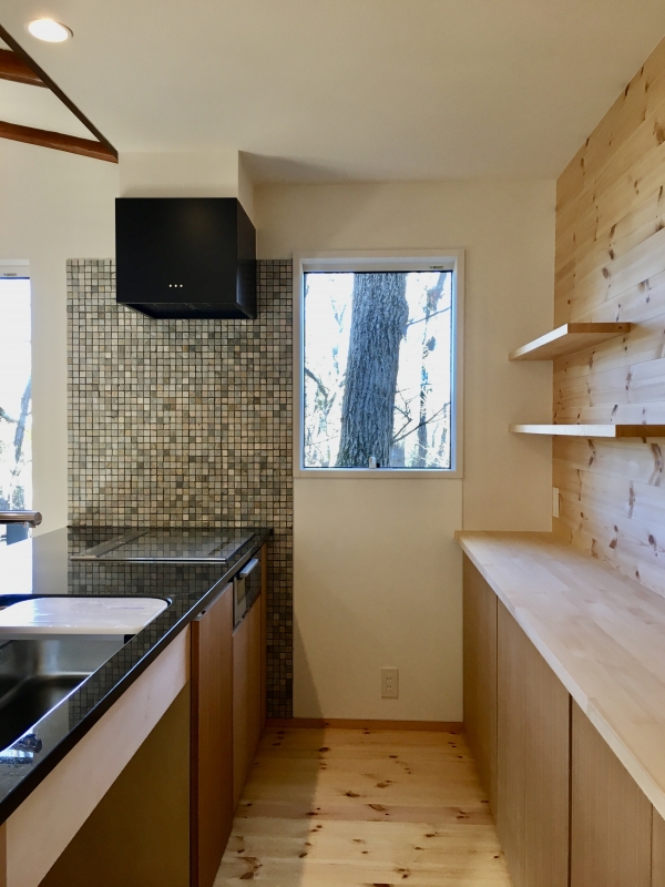 築４８年の別荘を自然素材で新築並みにリノベーション！御影石カウンターの対面式造作キッチン