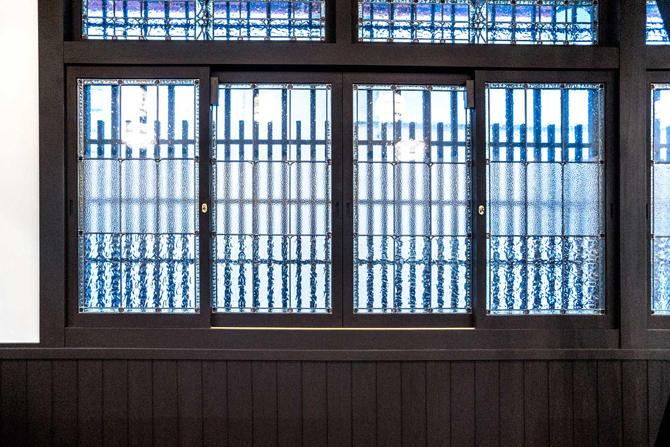 １階喫茶室　ステンドグラス窓