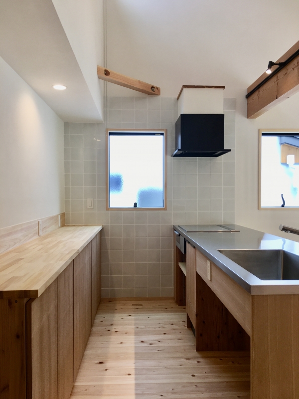 造り付けで作成したステンレス天板の造作キッチンと食器棚