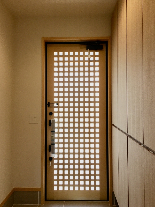 木製の格子玄関ドア