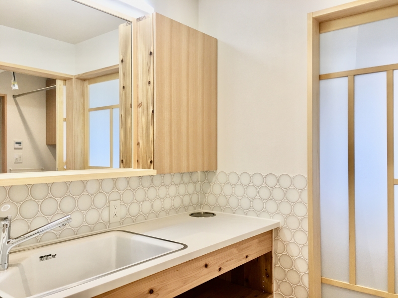 人工大理石の天板と陶器のキッチン用シンクで作成した造作洗面化粧台