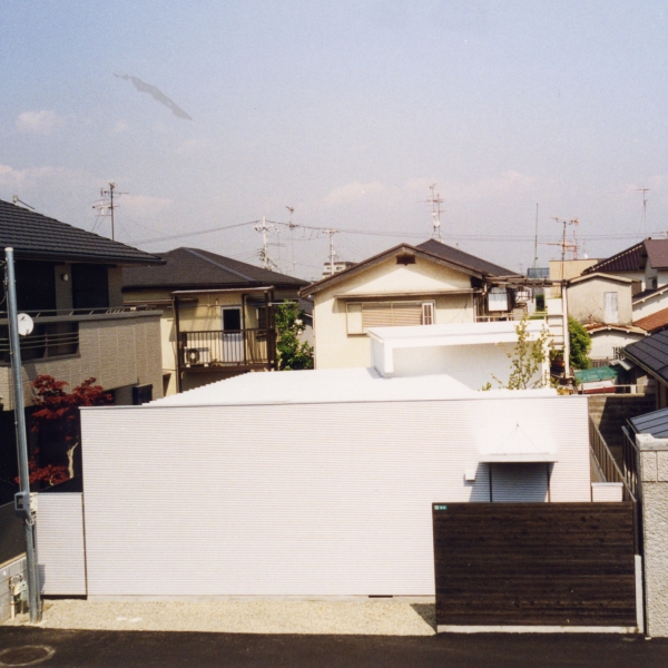 裏庭と２つの表庭のある都市型平屋住宅
