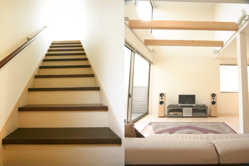 １階→２階階段[左側]・２階ＬＤＫ(居間・食堂・台所)の天井高4.8mの吹抜 [右側]