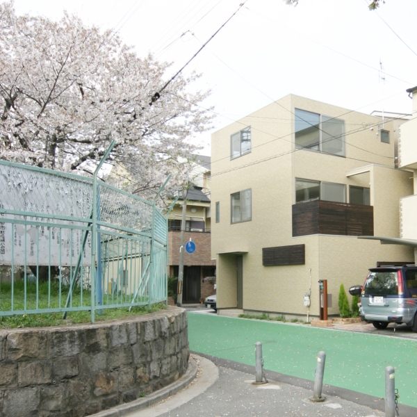 桜並木の見える都市型３階建住宅