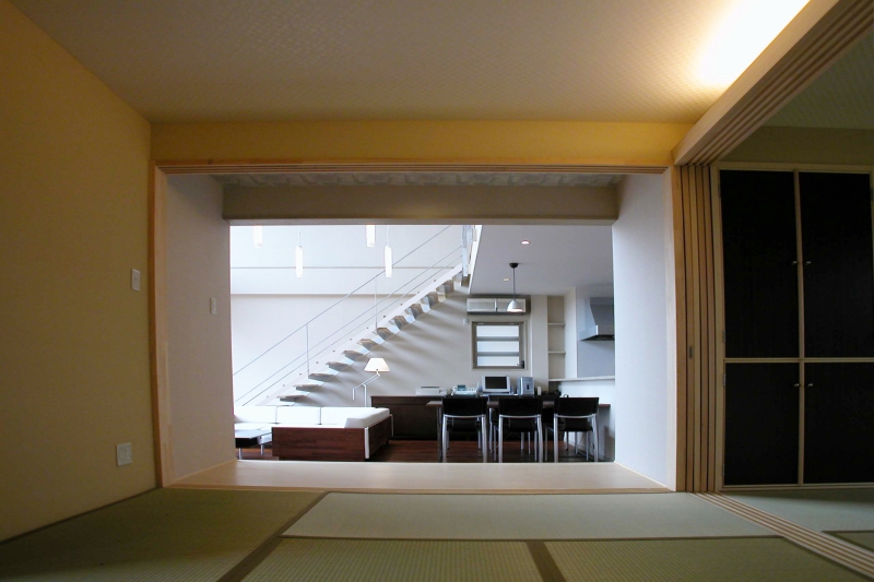 １階の和室１から、ＬＤＫの居間と食堂を見る。