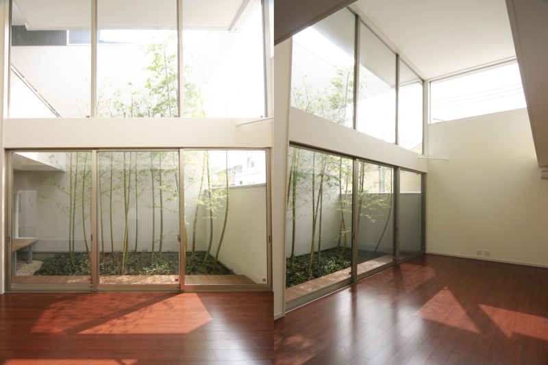 １階ＬＤＫ(居間・食堂・台所)の天井高5.3ｍの居間から、竹林の庭 (自然通り庭)を眺められます[左側]・１階ＬＤＫには、前面道路側の視線は全く入りません[右側]
