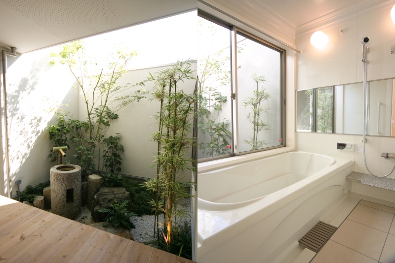 １階の和室と浴室から眺められる、北側の奥行のある自然通り庭[左側]・１階の浴室から、北側の奥行のある自然通り庭を眺められます[右側]