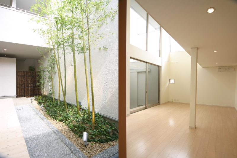 入口の扉を開くと、アブローチの竹林の庭 (自然通り庭)の風景が広がります[左側]・１階ＬＤＫ(居間・食堂・台所)の入口から奥側を見る[右側]