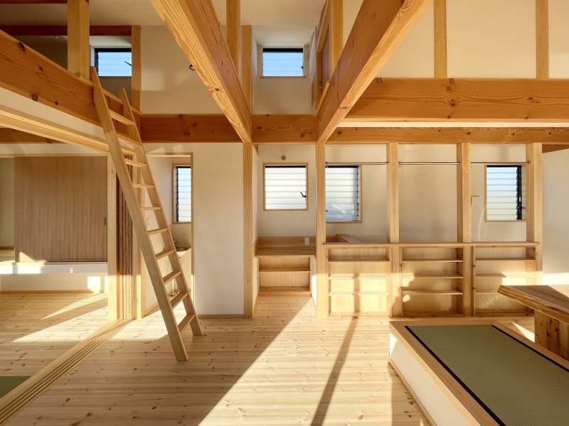 富士山一望！２階リビングのソーラーシステムそよ風で床暖房する自然素材の家