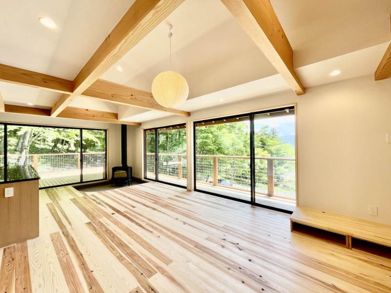 山中湖讃美ヶ丘別荘地に建築したソーラーシステムそよ風で床暖房するパッシブデザインの自然素材の家