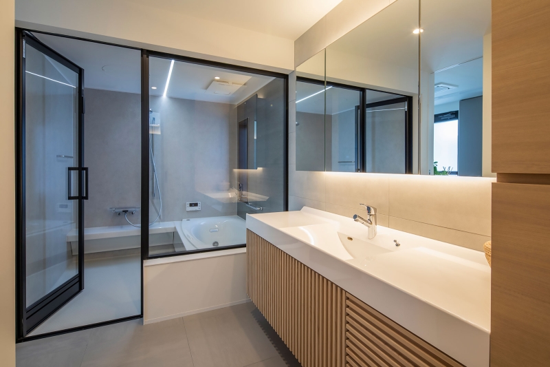 洗面から浴室を見る　名古屋　設計事務所
