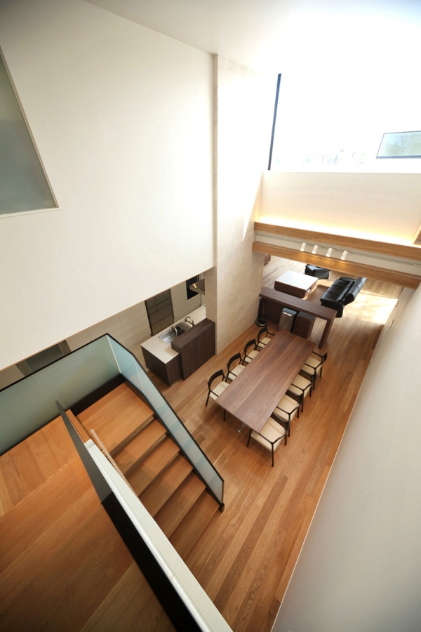 階段からLDKを見る　名古屋　設計事務所