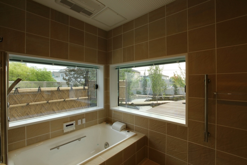 裏庭を眺める開放感のある造作浴室
