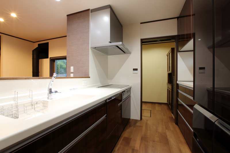 セミクローズのI型キッチン横には大容量のパントリースペース（食品庫）を配置