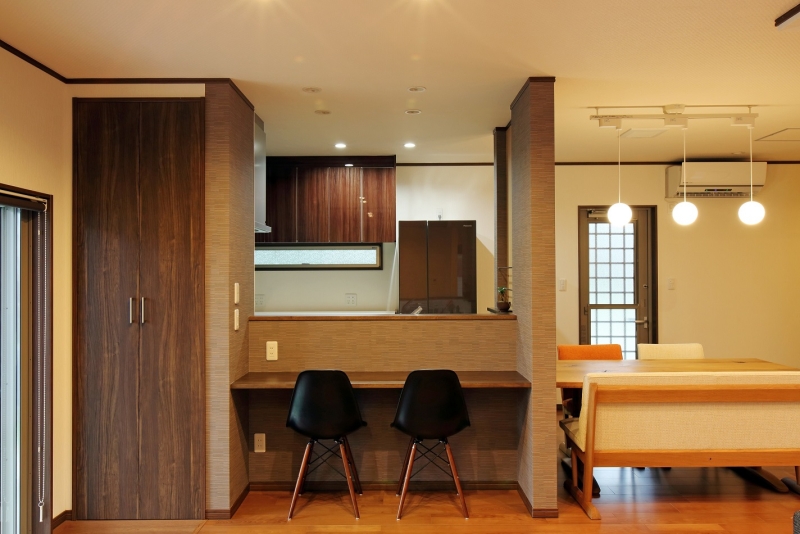 セミクローズデザインのI型対面式キッチンと横スライドのダイニングスペース