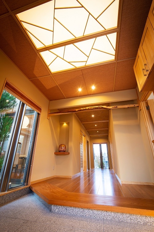 旅館に暮らすようなイメージをデザインした玄関・天井の照明はオリジナルデザインの光天井