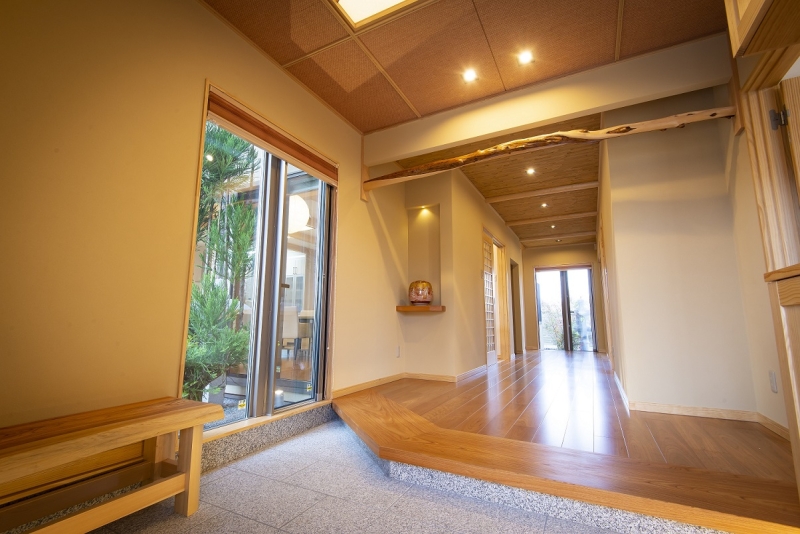 玄関からは二か所に設けた坪庭の風景を愛でる仕掛けをデザイン・茶室のにじり戸ようなイメージで垂壁とムロの変木を設計