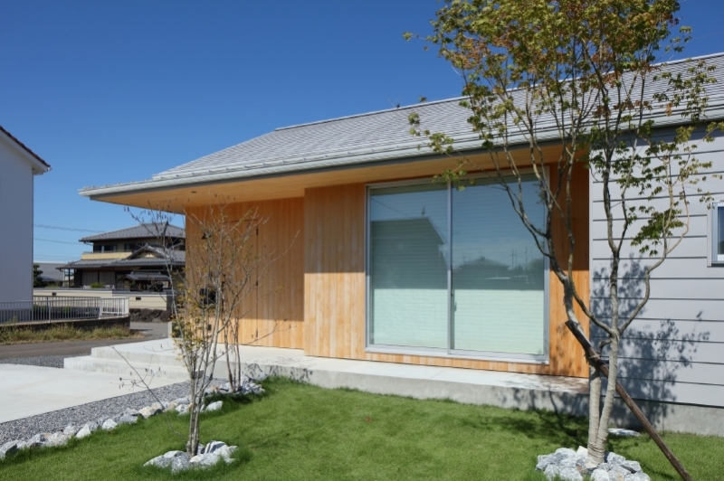 加茂の家－平屋の住まい－切妻屋根と大きな庇