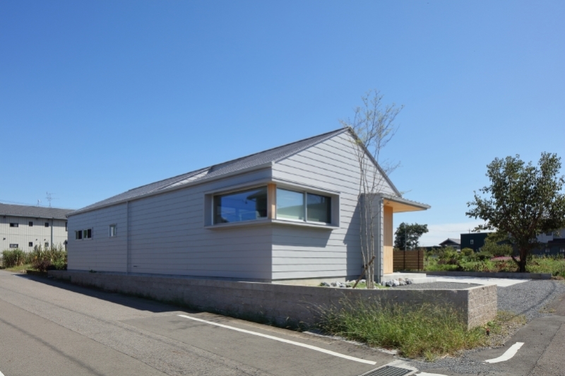 加茂の家－平屋の住まい－切妻屋根と大きな庇