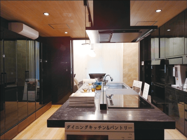 ■収納と動線に配慮した、高級感とメリハリと統一感のあるデザインのダイニングキッチン