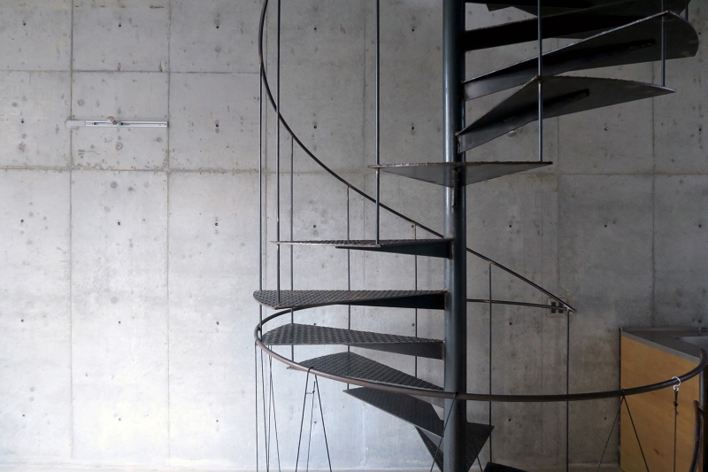 鉄で製作した階段と再生型枠のコンクリート壁