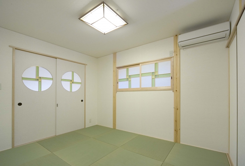 琉球畳の色とカラーコーディネートした寝室