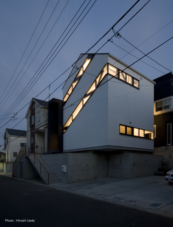 斜め窓で眺望もプライバシーも確保　OUCHI-06　神奈川の3階建ての家