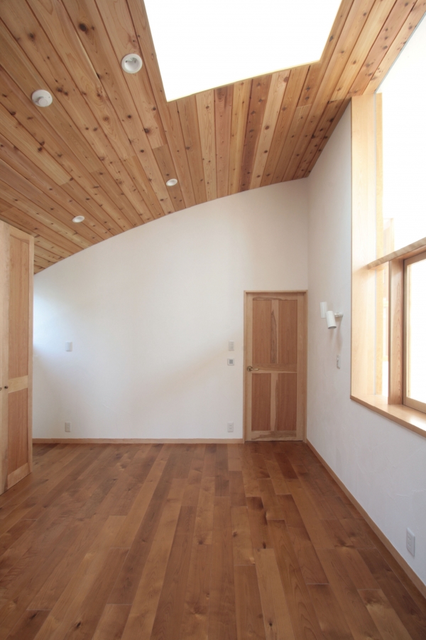 ２階、木製アーチ天井の主寝室
