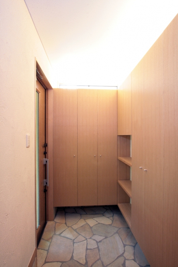 壁面収納と手荷物置き場を設けた玄関