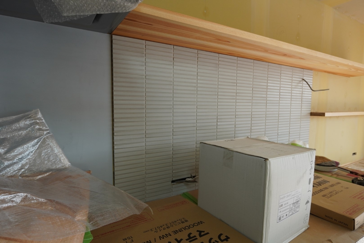 沼る、タイル選定。 キッチン／洗面コーナー｜千葉県千葉市・星久喜の住まいⅡ 現場レポート｜木箱プロジェクト Ver.Ⅱ