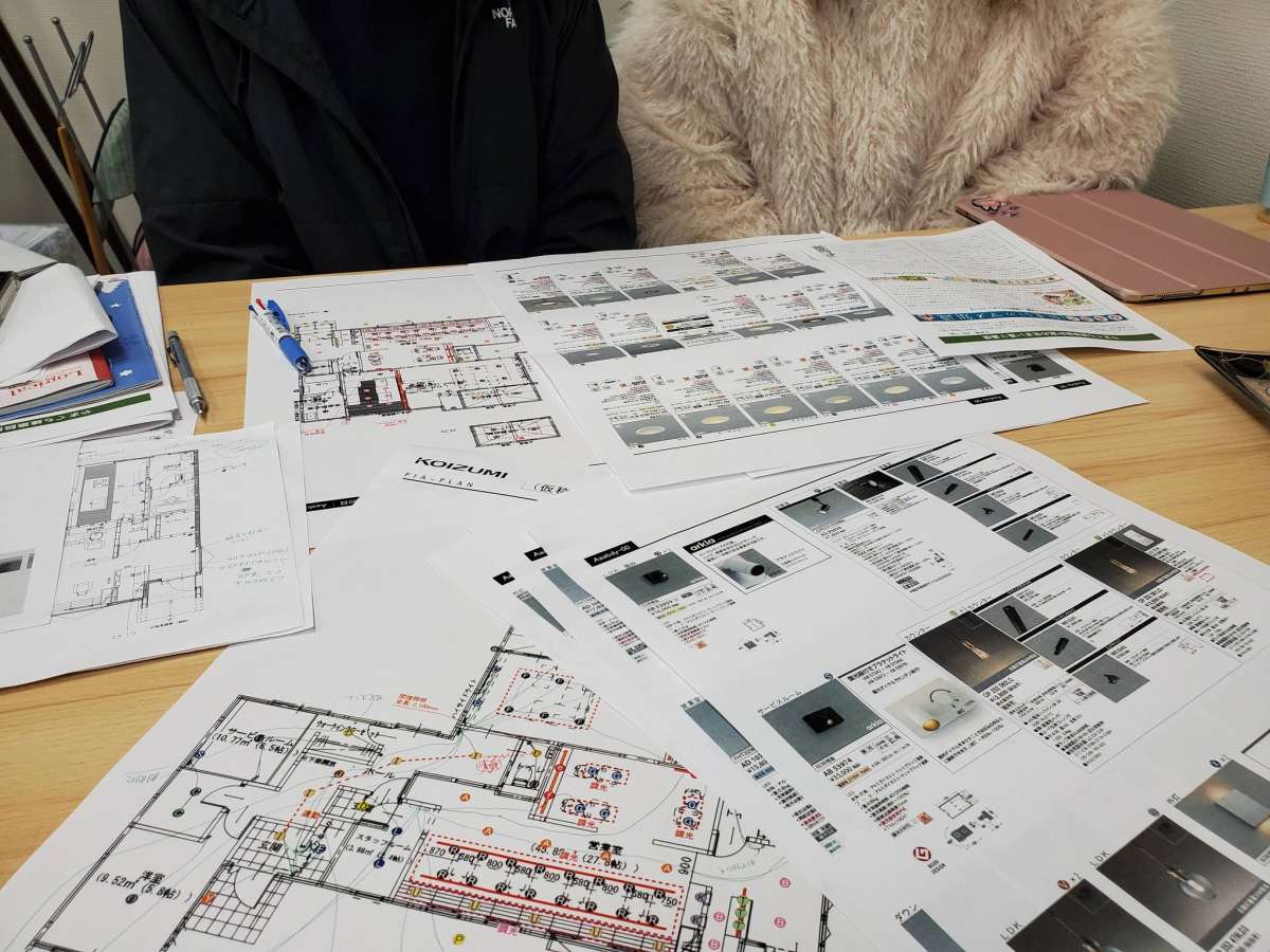 美容室付き住宅の設計と照明計画の打ち合わせ｜暮らしと仕事を整えるモノトーン空間の設計プロセス