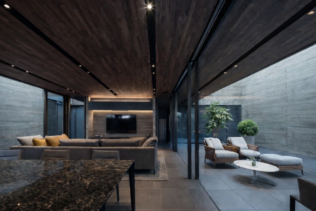 内と外を曖昧にする住まい｜建築家が提案する大開口テラス戸で叶えるシームレスな空間設計と上質な暮らし