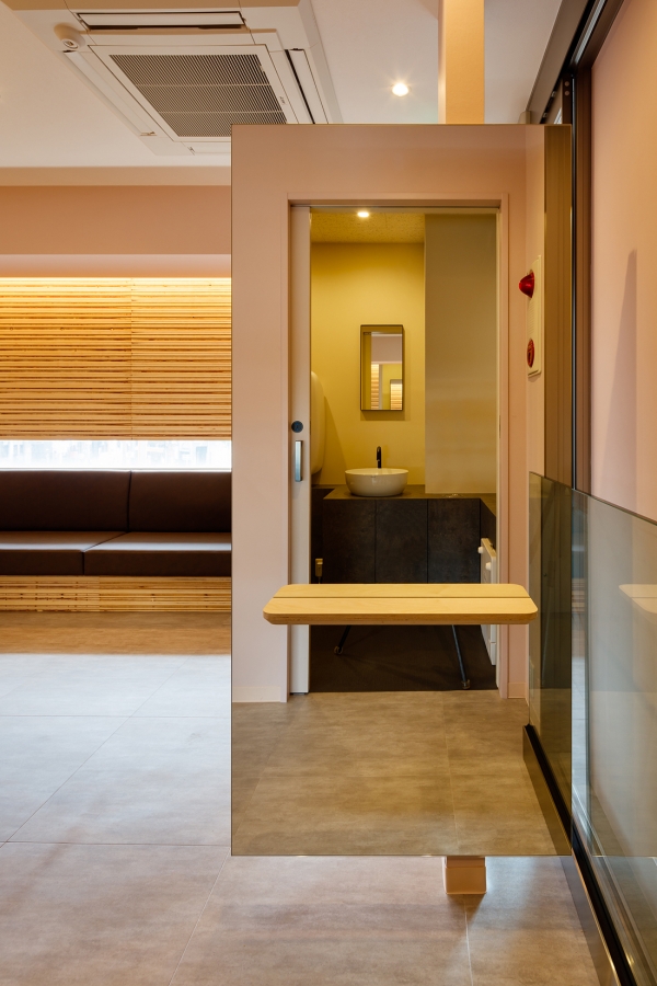お客様トイレの正面に姿見の衝立(OS)