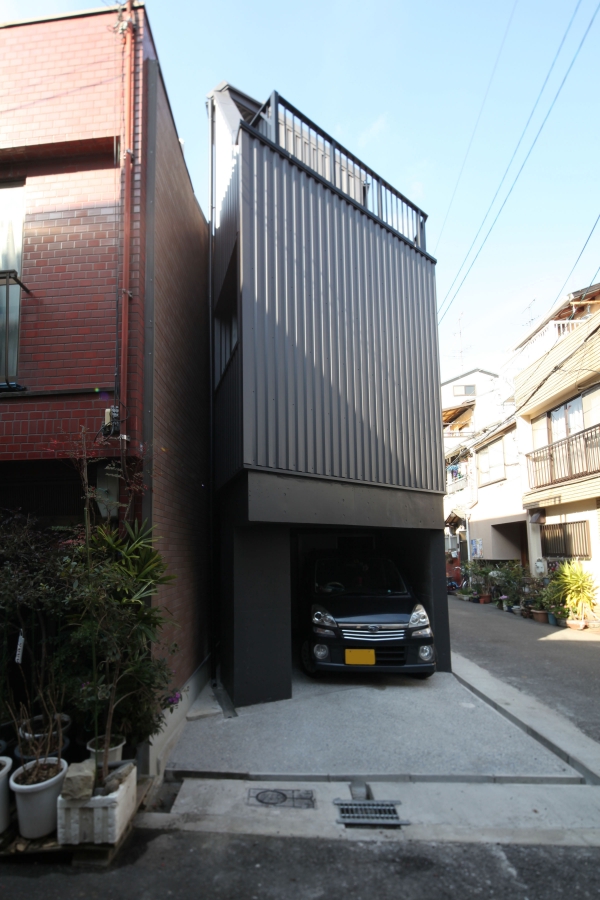 8.8坪の家 – 巾2.5mの狭小住宅をスキップフロアと扉なしで解決 –