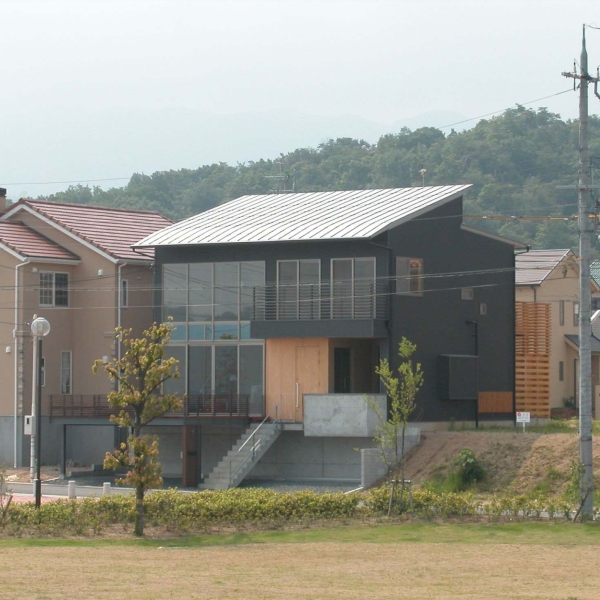 公園と表庭と裏庭の眺めのある２階建住宅
