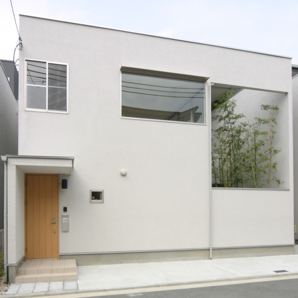 街に開かれた竹林のある都市型２階建住宅