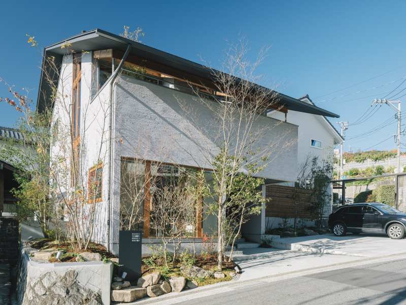 光と緑があふれる事務所併用住宅