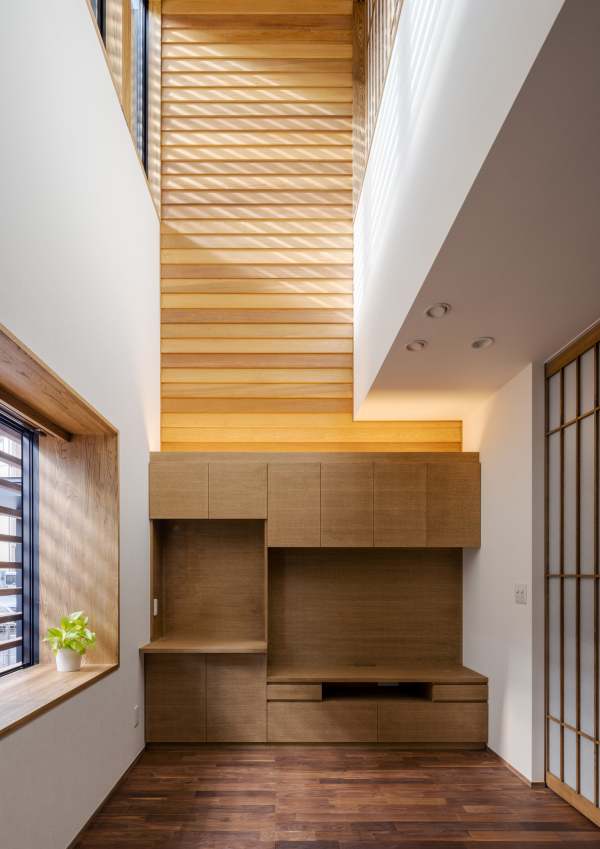吹き抜けから、光がそそぐリビング「光をつかむ家（light fall house）