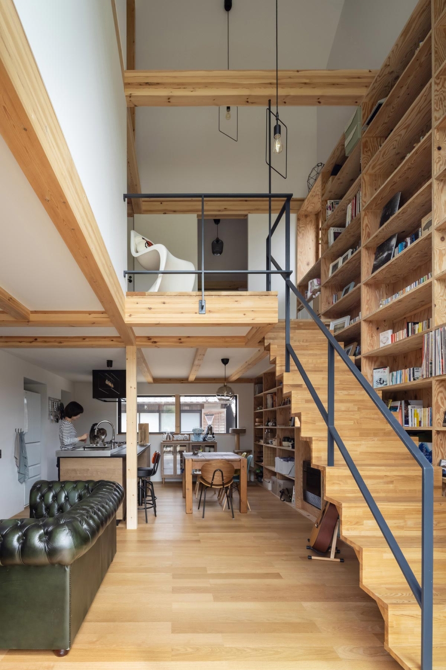 葛城山麓の家｜吹き抜けとダイニングキッチン