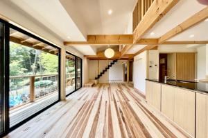山中湖讃美ヶ丘別荘地に建築したソーラーシステムそよ風で床暖房するパッシブデザインの自然素材の家