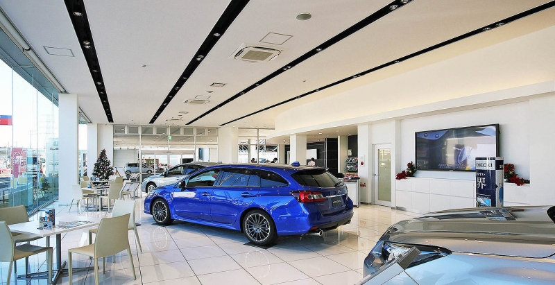 滞留型の「ショールーム＋整備工場」