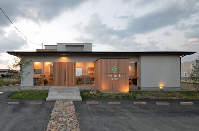 やさしい素材感のある建物で周りの環境に溶け込むデザイン